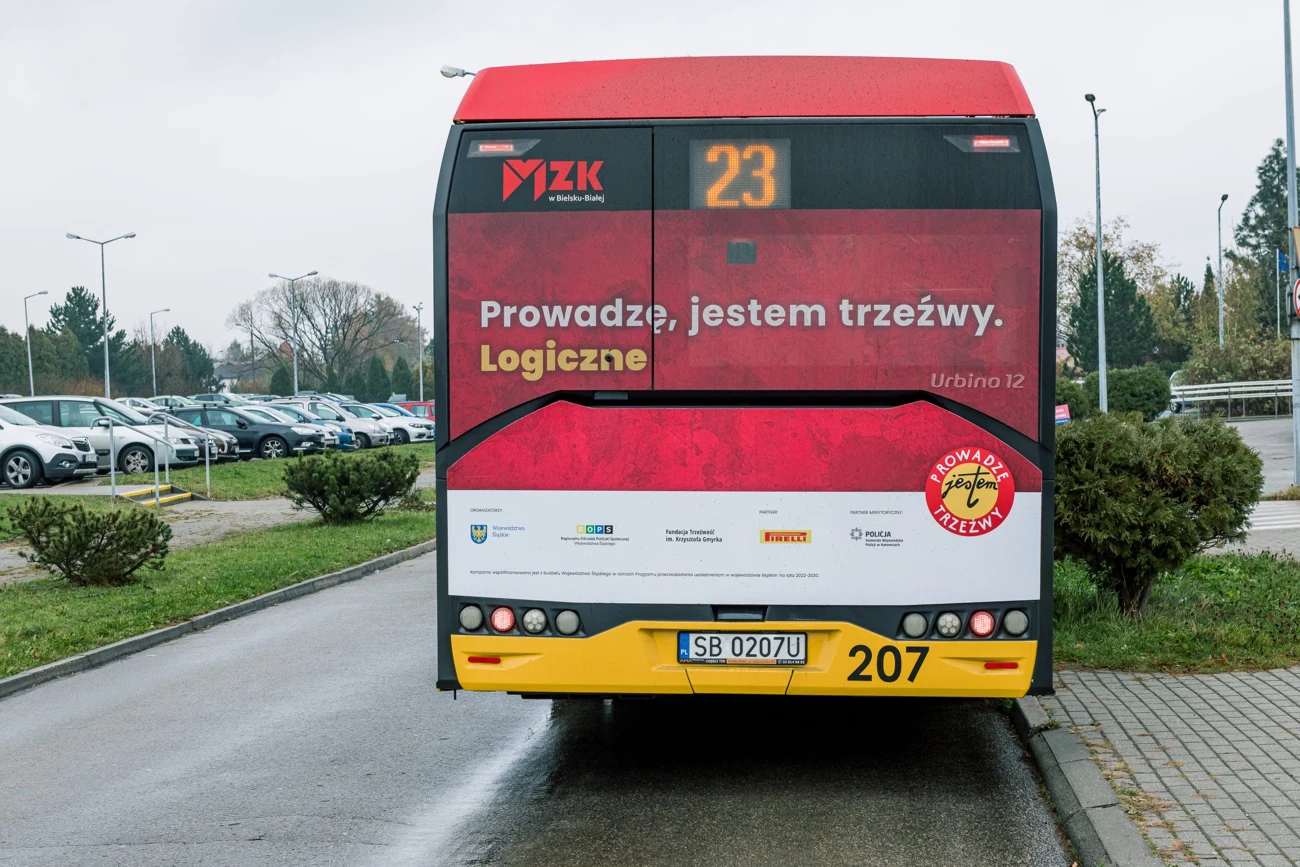 Kampania społeczna fundacji na autobusie
